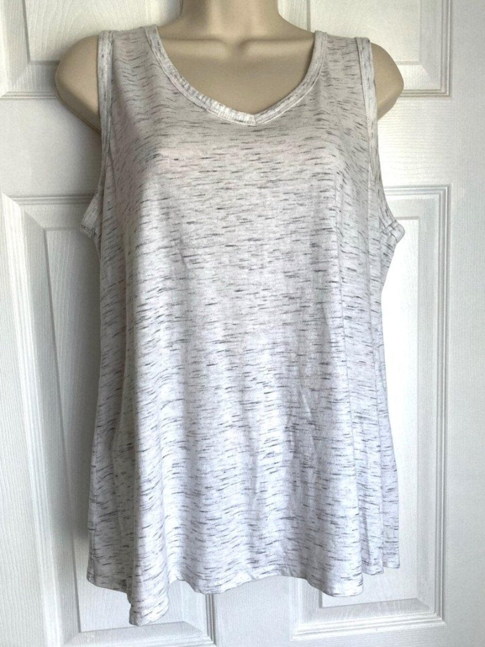 JUST BE Light Heather Gray & White V-Neck Tank Top Womens Large